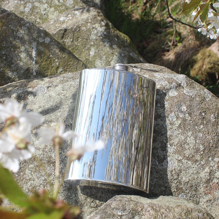 10oz capacity pewter kidney flask outside