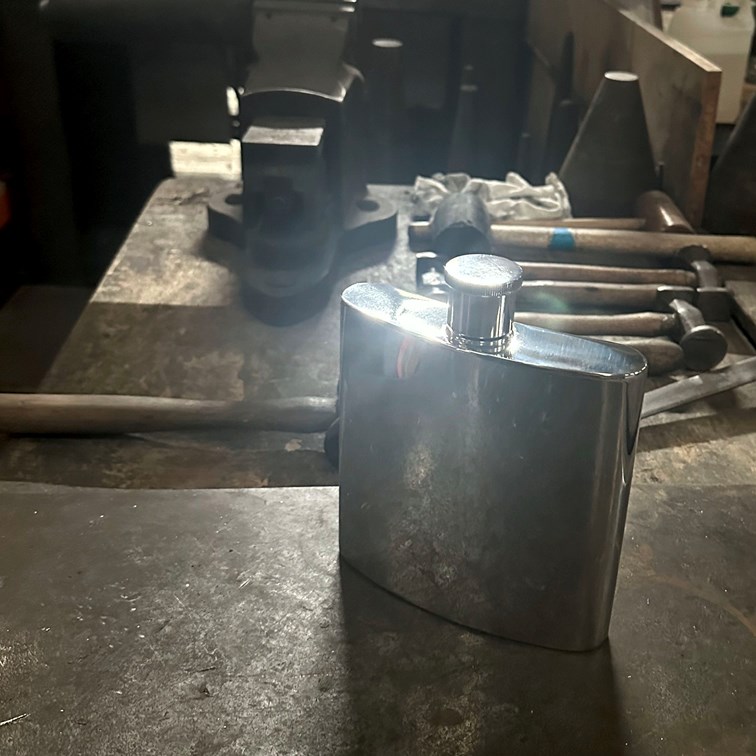 26oz Giant Plain Pewter Kidney Spirit Flask 26oz Giant Plain Pewter Kidney Spirit Flask