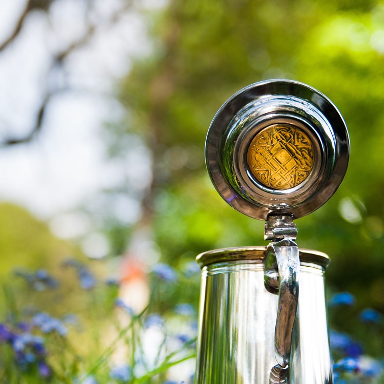 Heavy Lidded Celtic Gold One Pint Pewter And Brass Tankard Heavy Lidded Celtic Gold One Pint Pewter And Brass Tankard