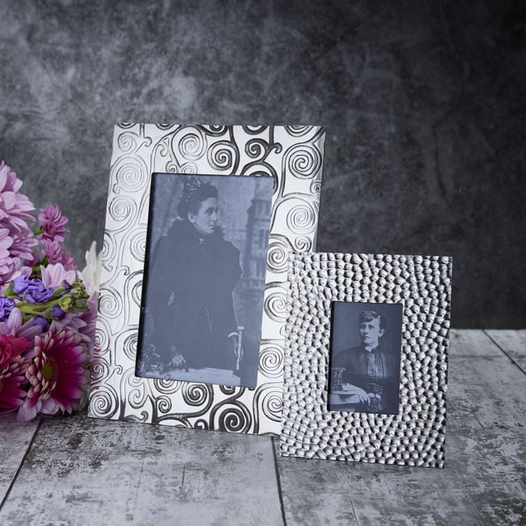 Hammered Pewter 2"X3" Mini Picture Frame Hammered Pewter 2"X3" Mini Picture Frame