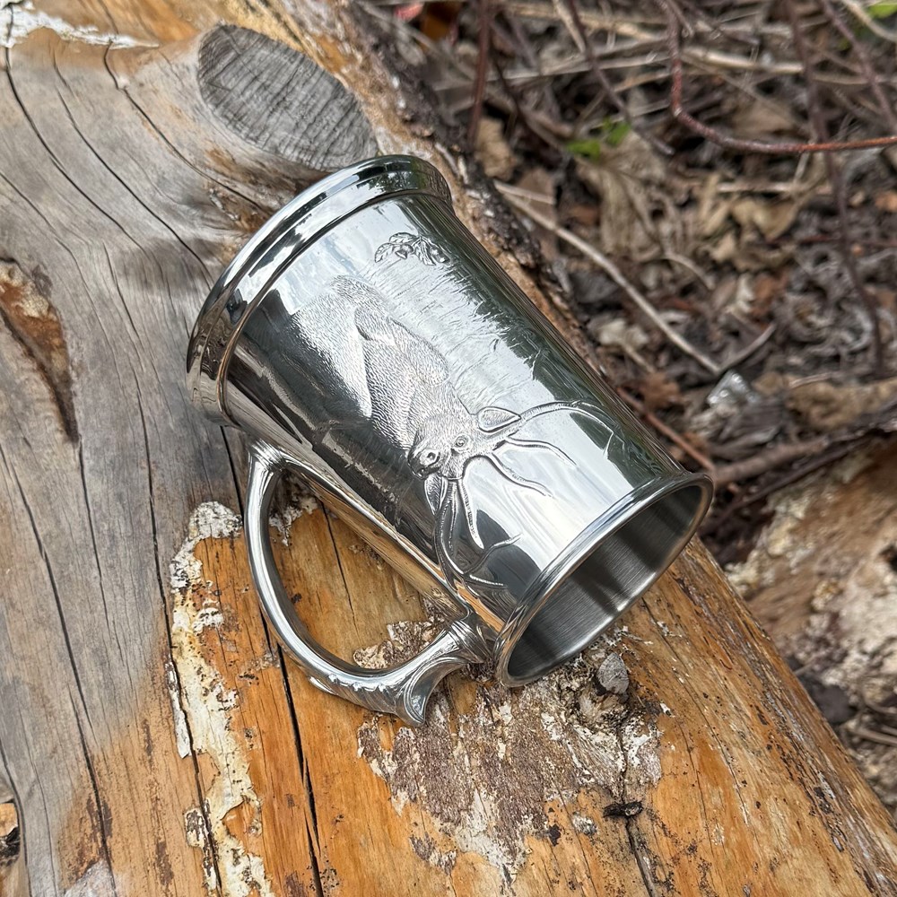 Embossed Monarch of the Glen pewter tankard