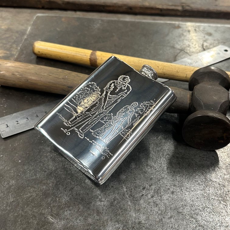 6oz Golf Scene Pewter Kidney Hip Flask 6oz Golf Scene Pewter Kidney Hip Flask