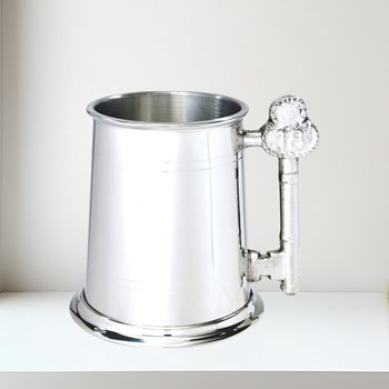 18 key handle 1 pint pewter tankard