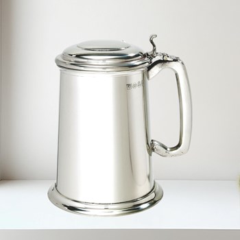 Lidded 1 pint Pewter Tankard